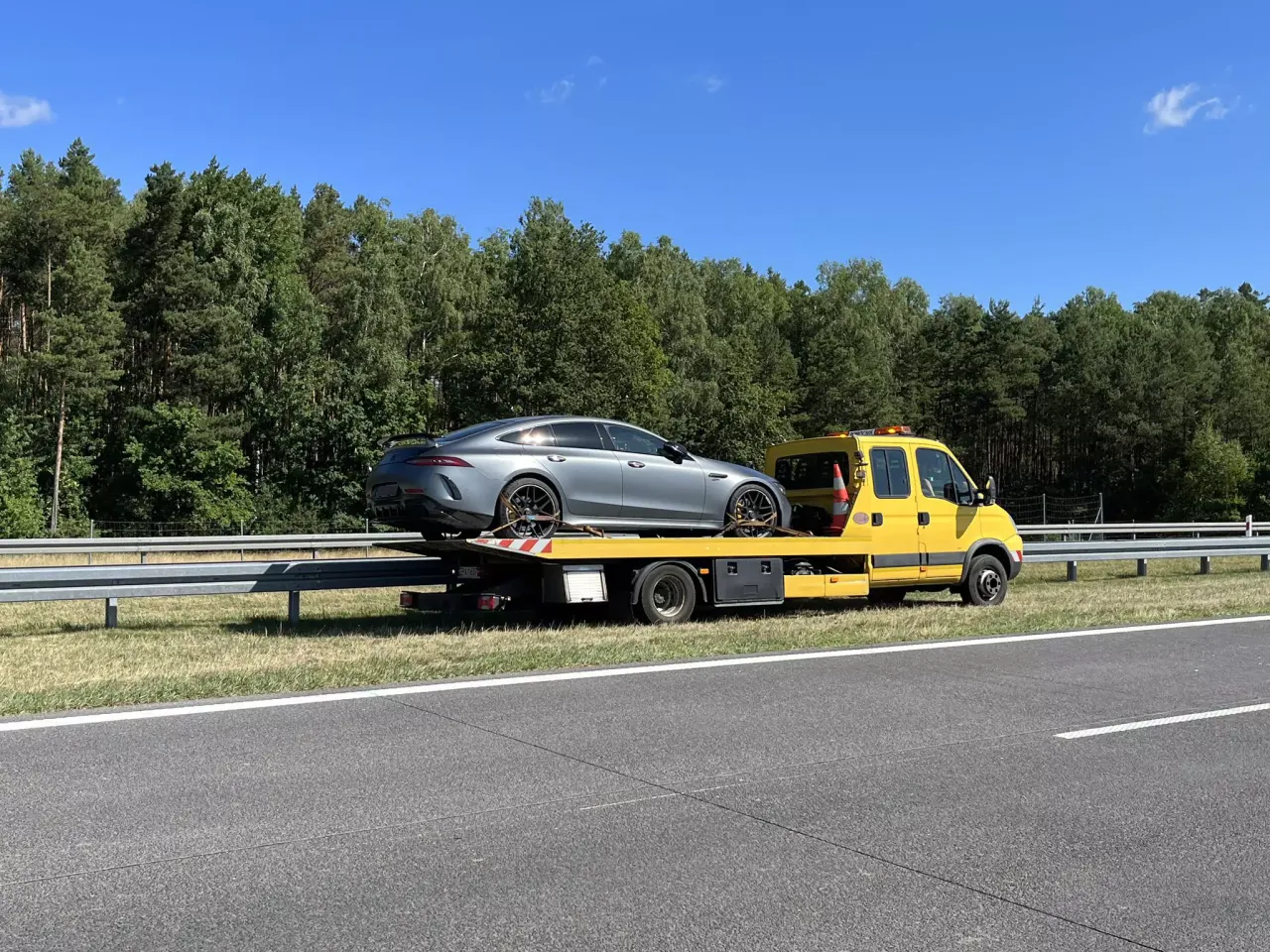 Laweta wyciągająca samoch&oacute;d z rowu