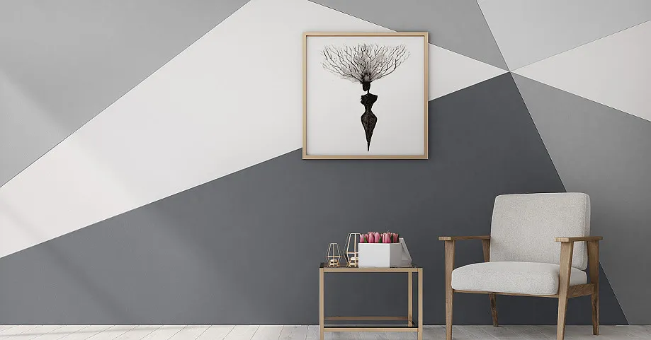 malowanie geometrycznych wzorów na ścianie taśmą