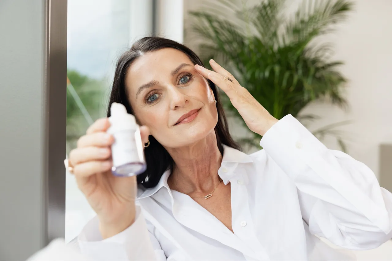 Verschiedene Hautpflegeprodukte und Inhaltsstoffe wie Aloe Vera, Niacinamid, Panthenol