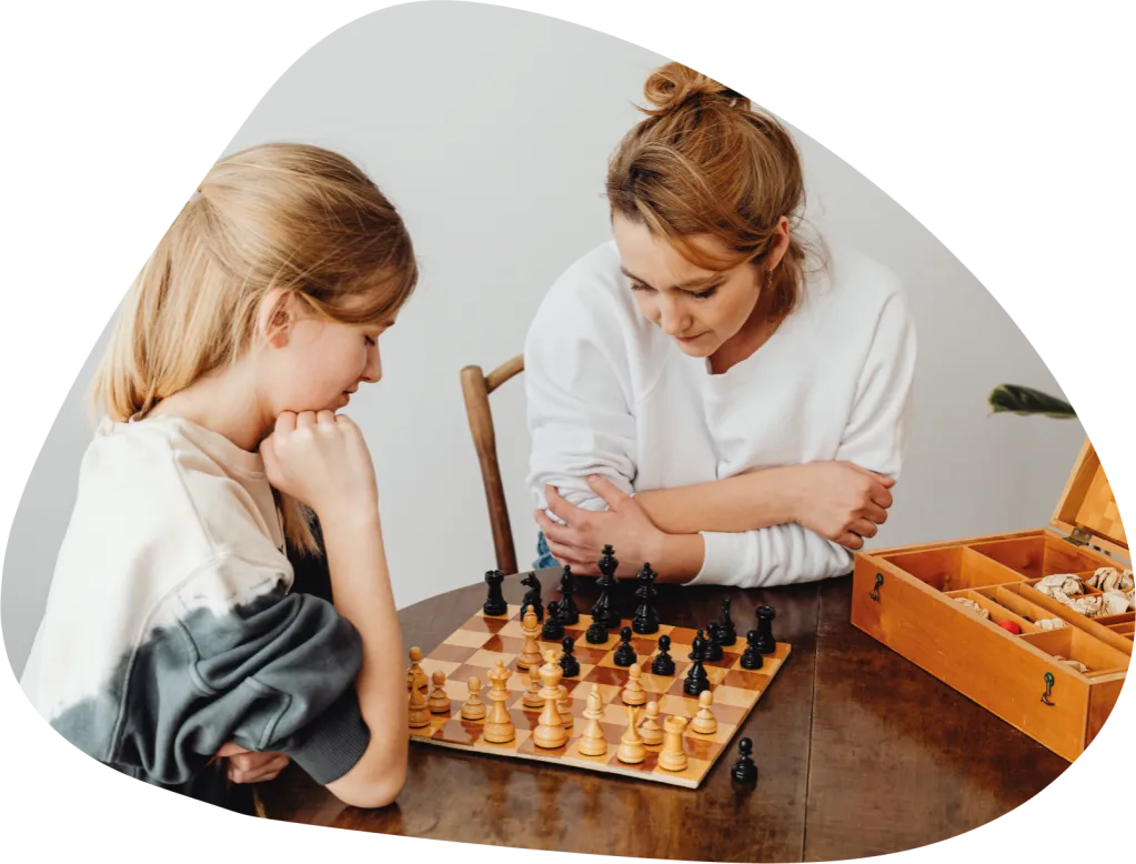 osoba czytająca książkę, nauka języka, gra w szachy