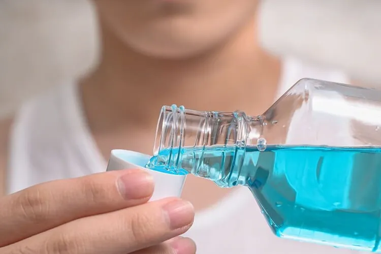 Składniki do domowych płukanek na bakterie w jamie ustnej