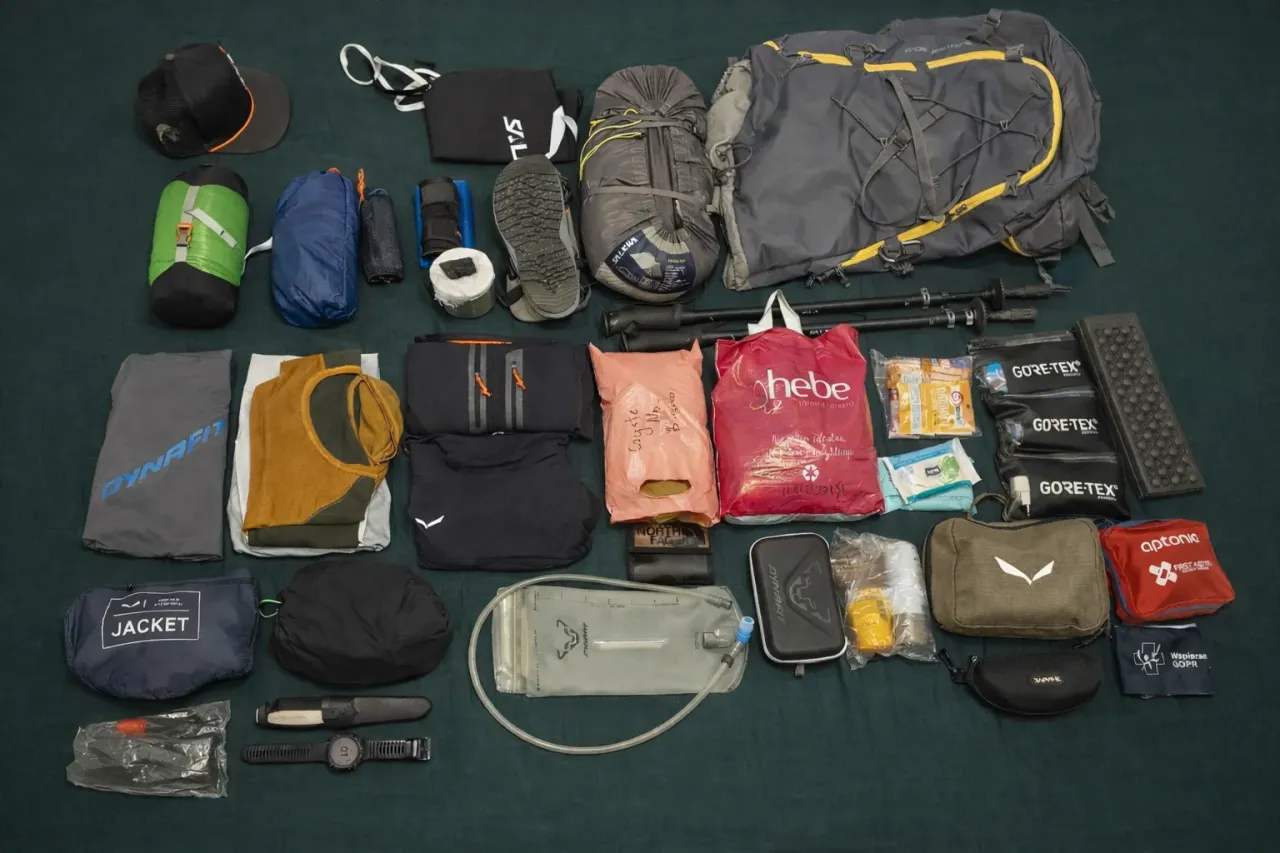 Plecak, śpiw&oacute;r, odzież, kijki trekkingowe, apteczka, racja żywnościowa &ndash; oto co zabrać na szlak w g&oacute;ry.