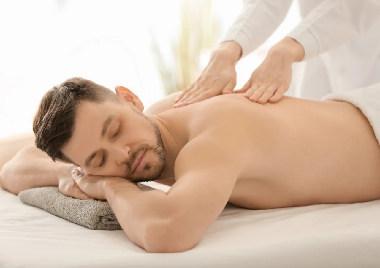 mężczyzna w spa zabiegi masaż relaks