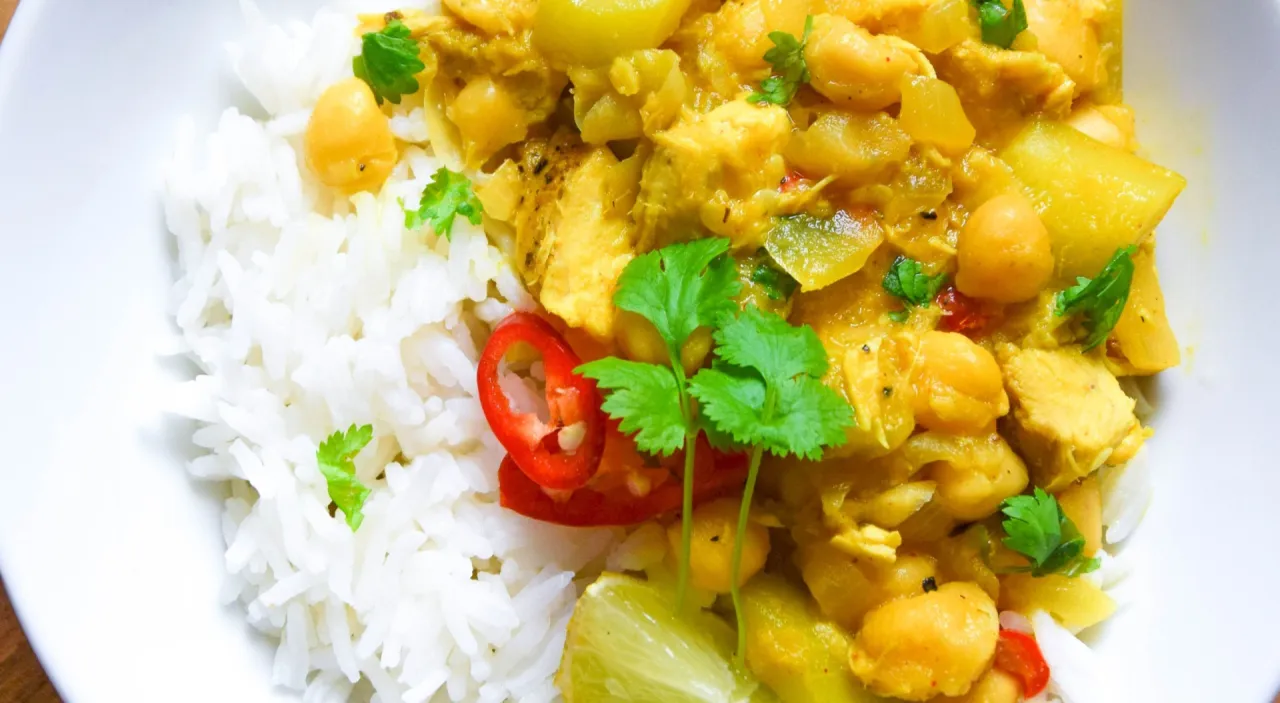 r&oacute;żne warianty ryżu z curry, curry z kurczakiem, curry z warzywami, curry z ciecierzycą