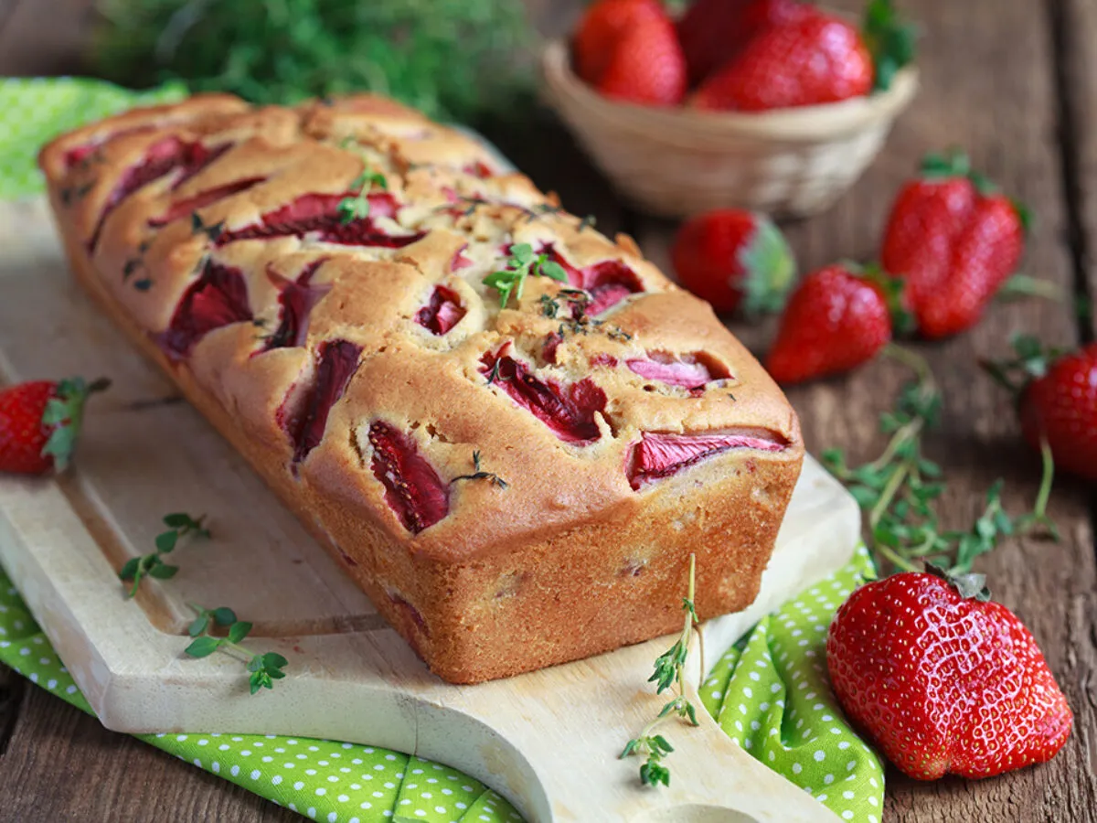 Gotowe ciasto jogurtowe bez cukru z owocami