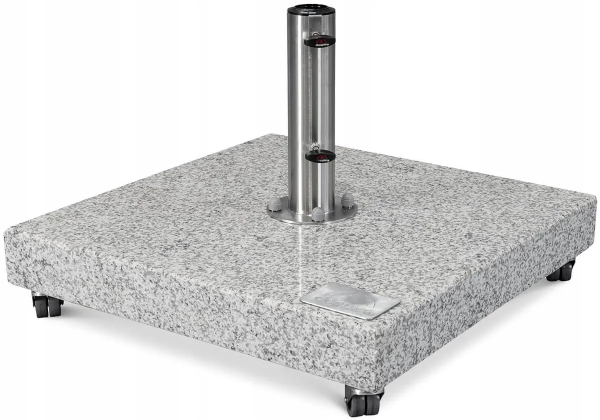 Solidna, granitowa podstawa pod parasol ogrodowy z metalową rurą i k&oacute;łkami. Stabilne rozwiązanie na wietrzne dni.