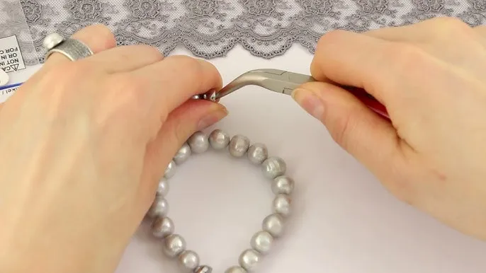 Montaż zapięcia do naszyjnika z koralik&oacute;w krok po kroku