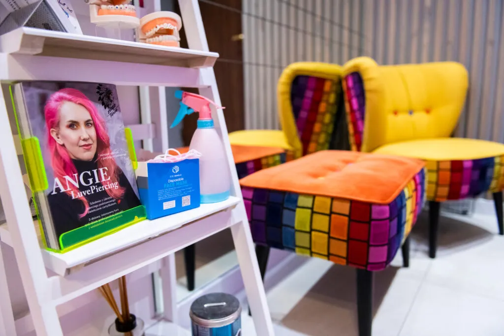 Przykładowe profesjonalne studio piercingu z czystym stanowiskiem