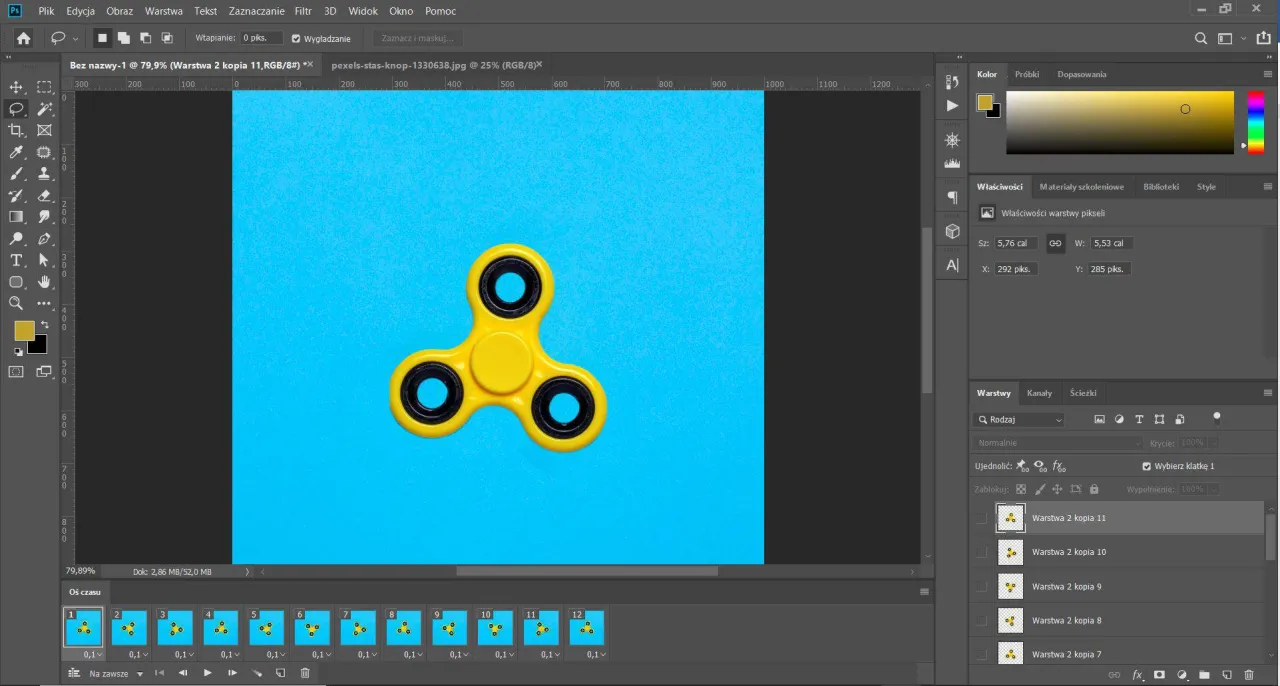 Żółty fidget spinner na niebieskim tle w Photoshopie. Widoczna oś czasu z wieloma klatkami, idealna, by nauczyć się, jak zrobić gifa w Photoshopie.