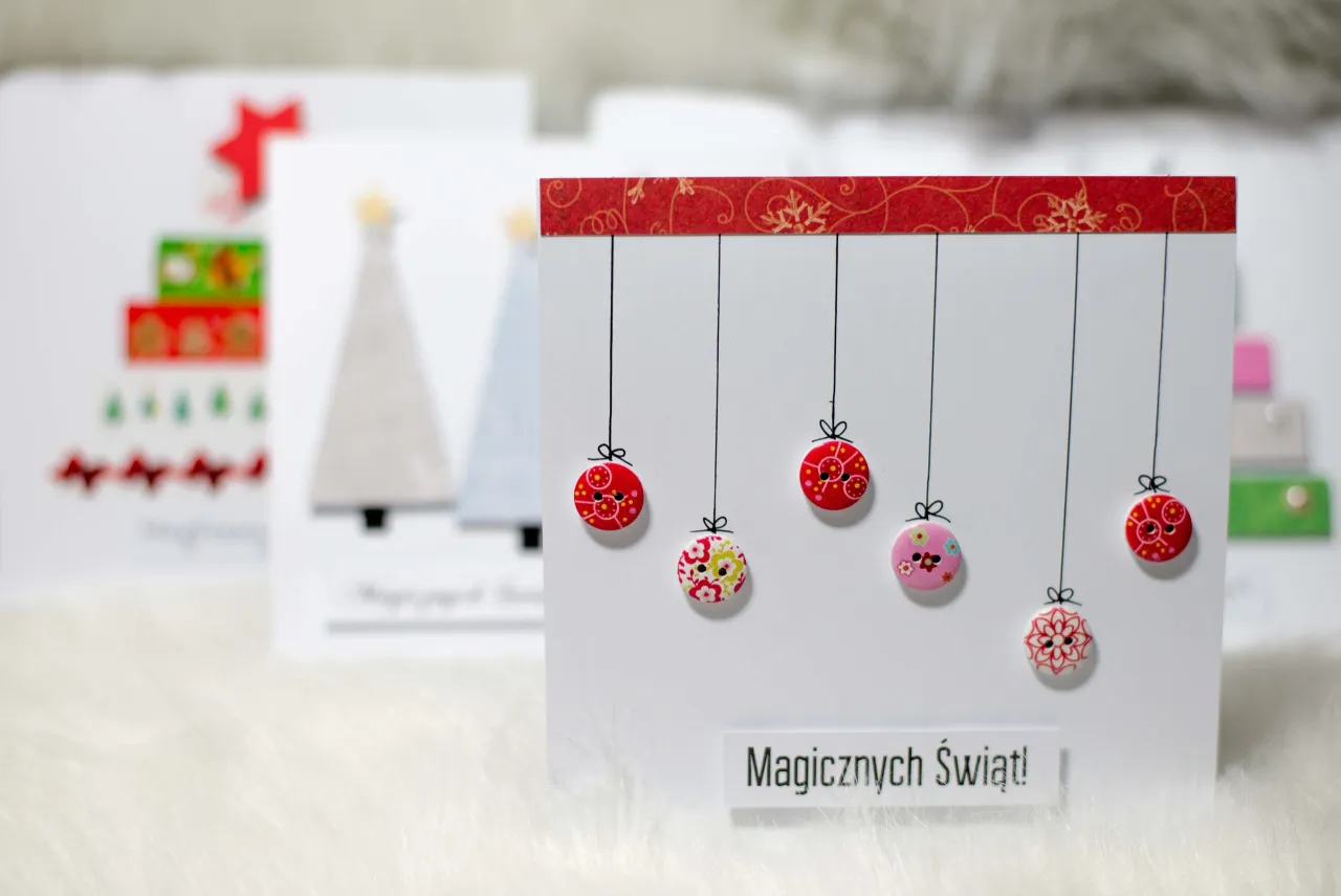 dzieci tworzące proste kartki świąteczne diy