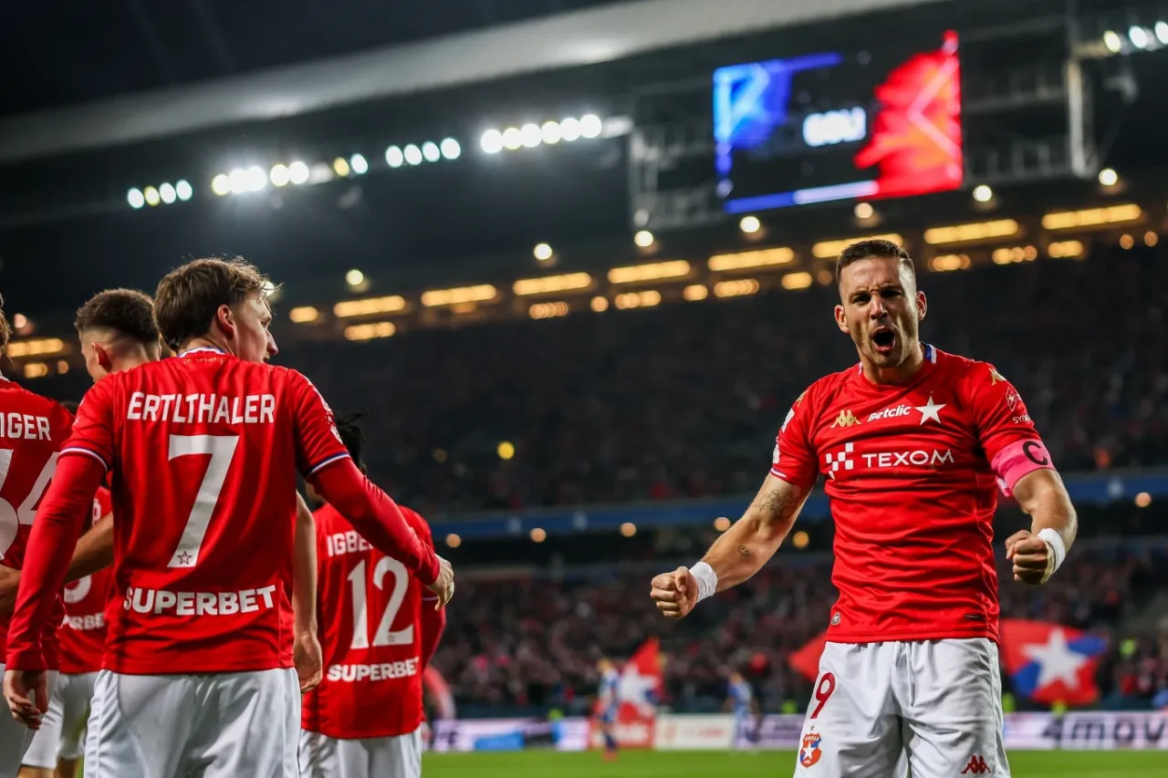 Piłkarze świętujący zwycięstwo mecz 1. Liga