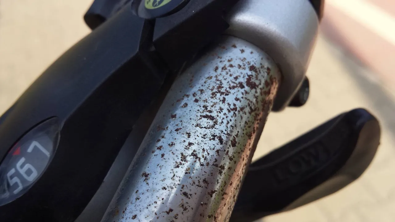 zardzewiała kierownica roweru