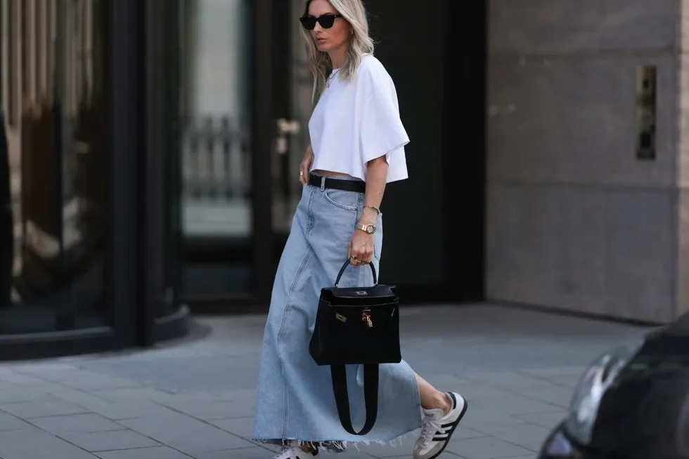 elegancka stylizacja z jeansową sp&oacute;dnicą midi do pracy