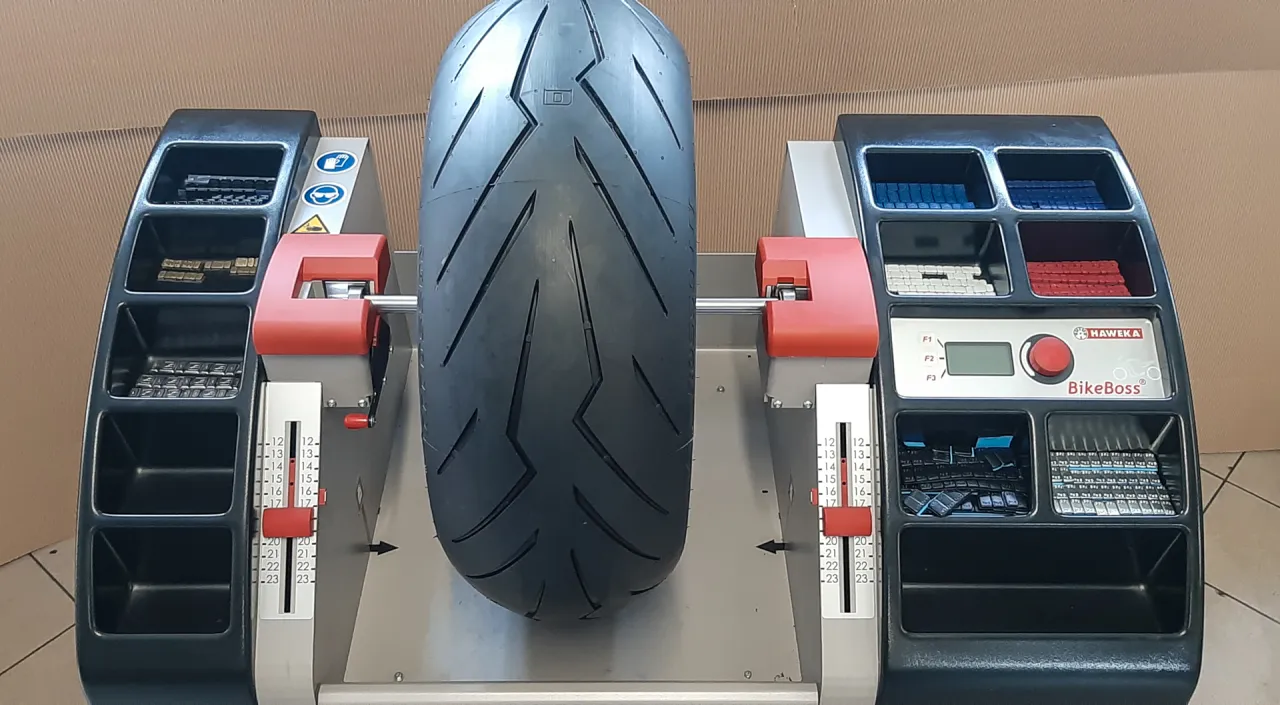 Motocyklista wyważający koło statycznie