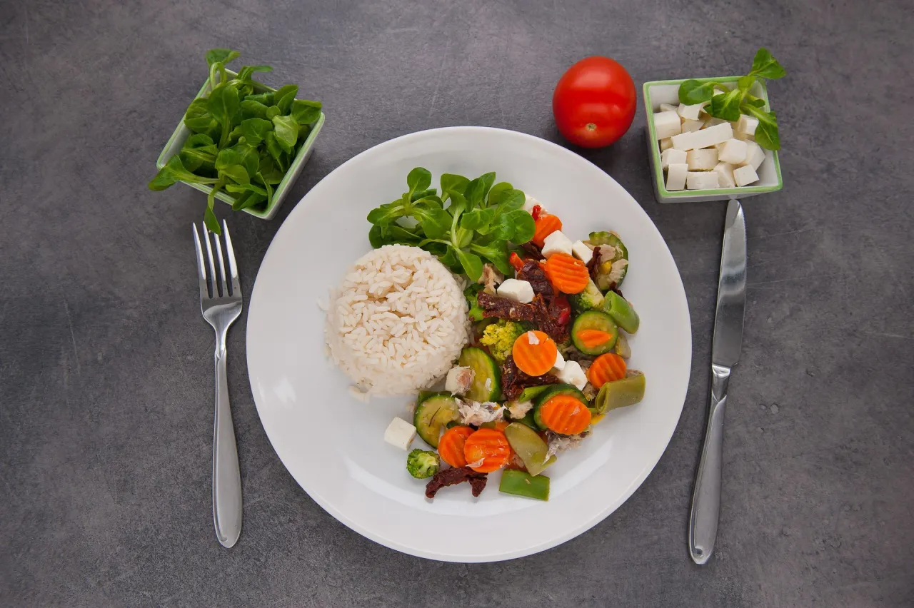 Sportowiec jedzący posiłek z ryżem