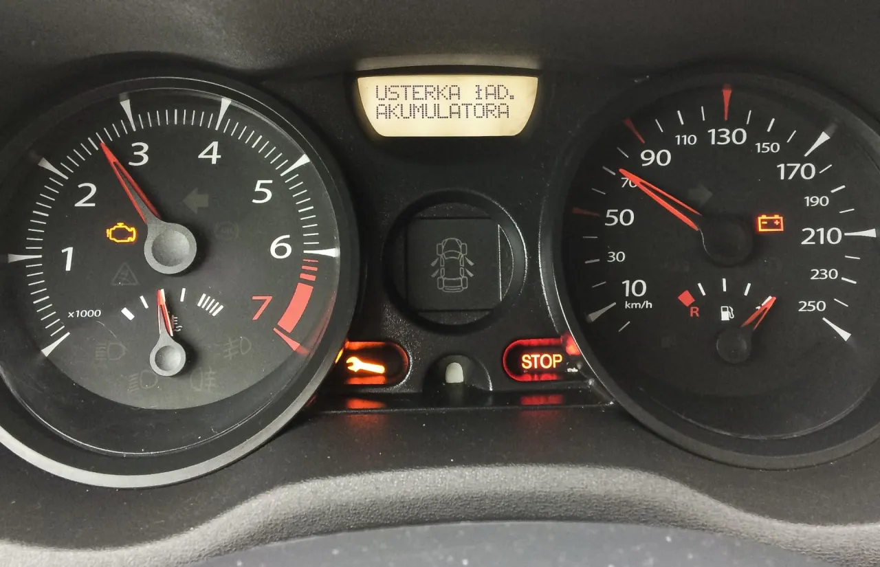 kontrolka akumulatora na desce rozdzielczej