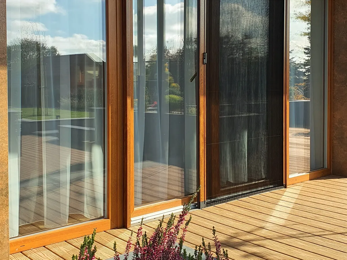 różne typy moskitier na drzwi balkonowe