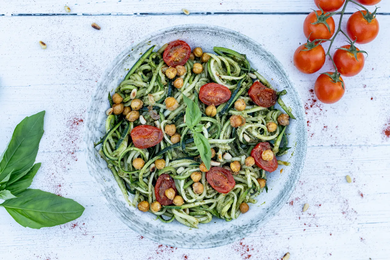 Zoodles z sosem pesto i pomidorami