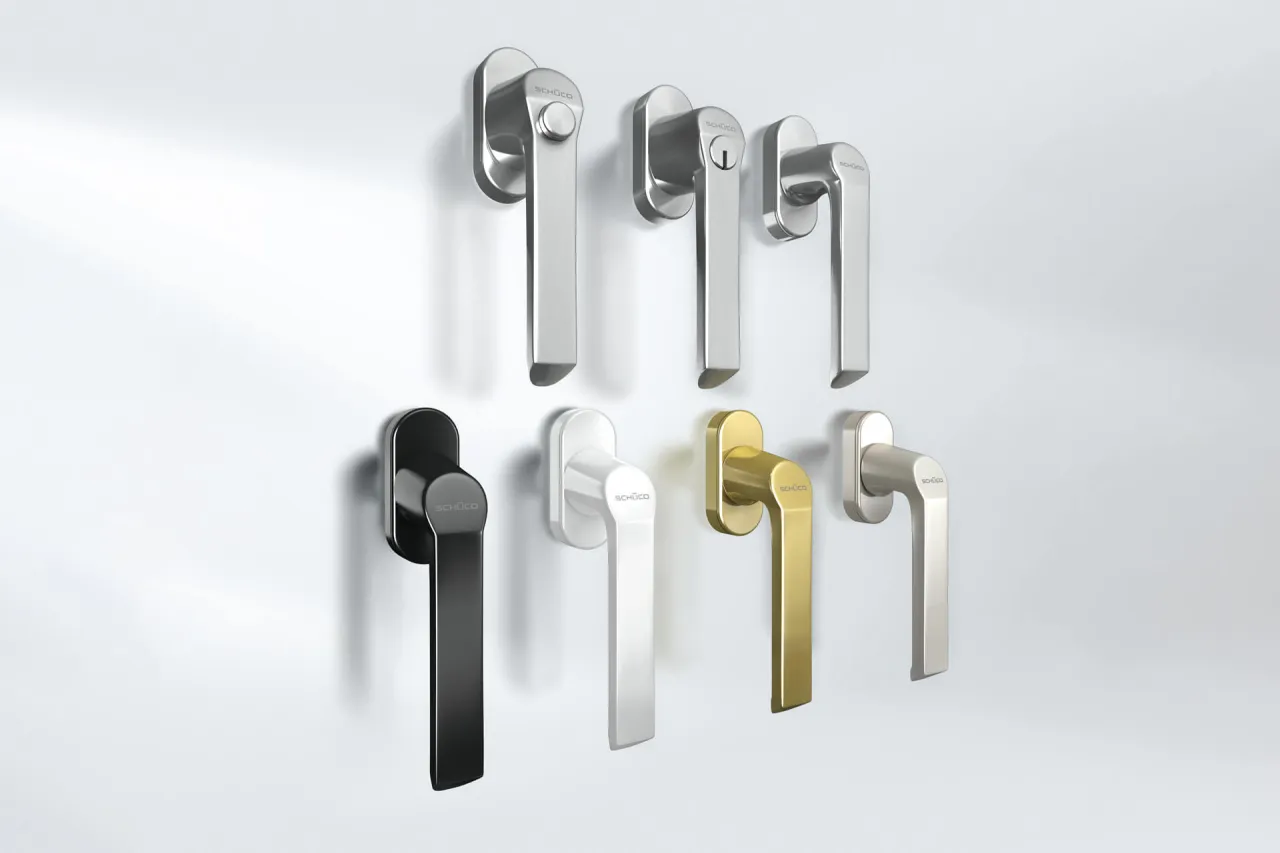 Eleganckie klamki do okien drewnianych w różnych kolorach: czarnym, białym, złotym i srebrnym.