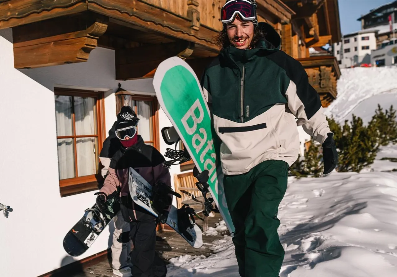 Snowboardzista na stoku w r&oacute;żnych warunkach