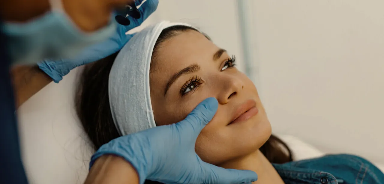 Pacjentka po botoksie z kalendarzem, zaznaczone dni abstynencji