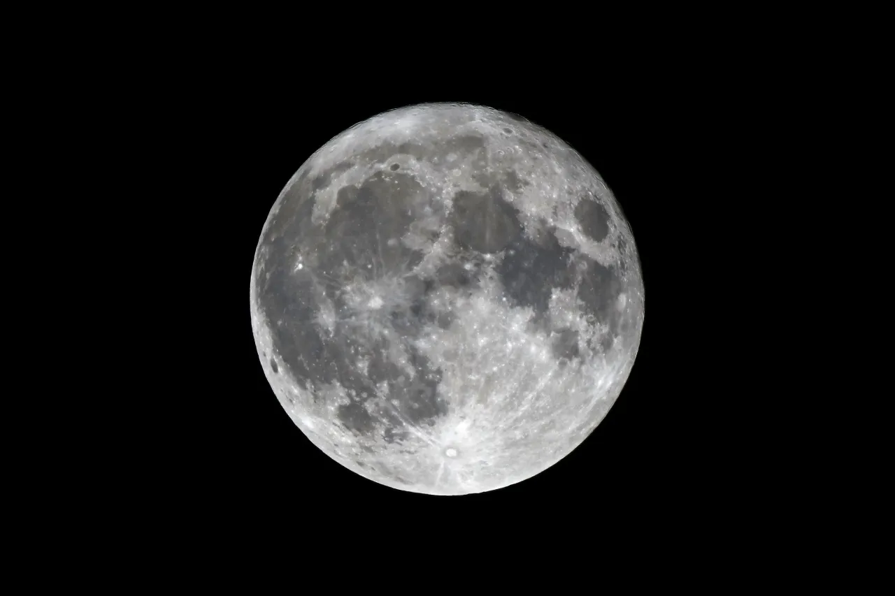 Pełnia księżyca na czarnym tle. Dowiedz się, jak zrobić zdjęcie księżyca telefonem Xiaomi, by uchwycić takie detale.