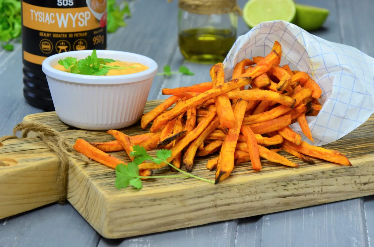 burger wołowy z frytkami z batatów