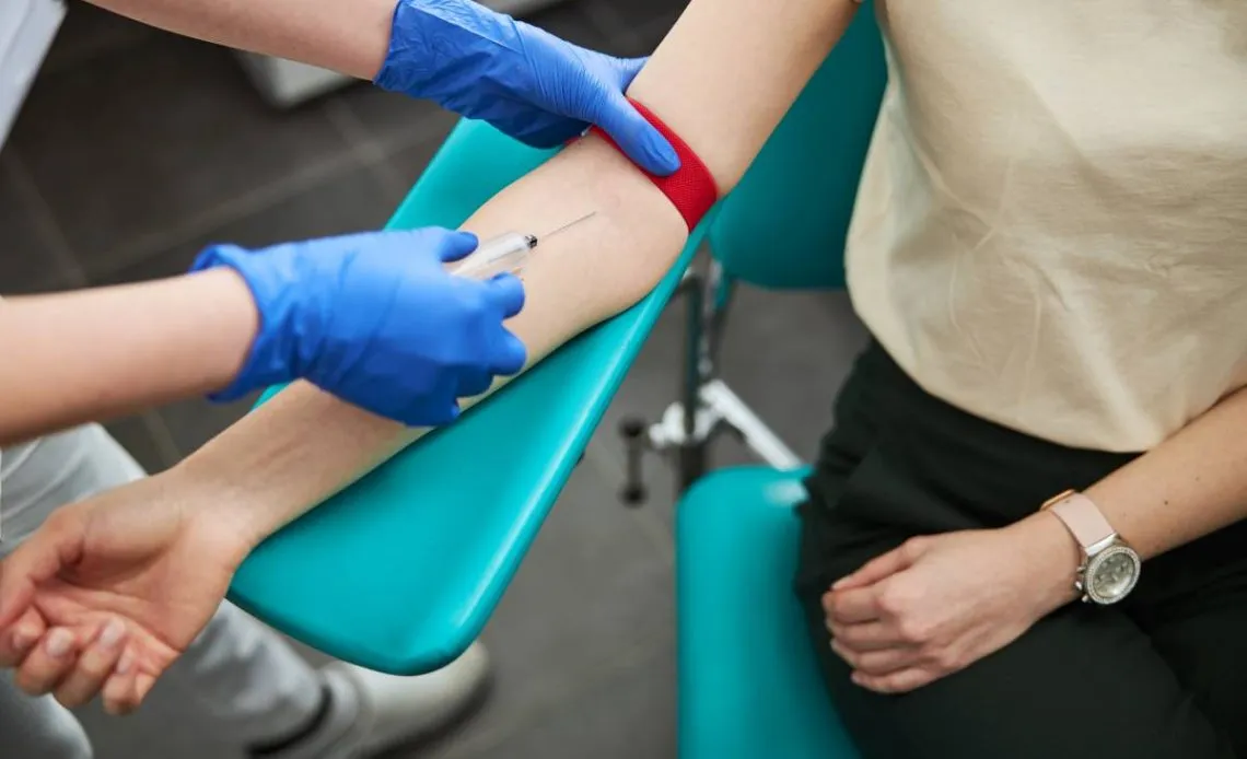 Osoba zastanawiająca się nad ćwiczeniami po pobraniu krwi