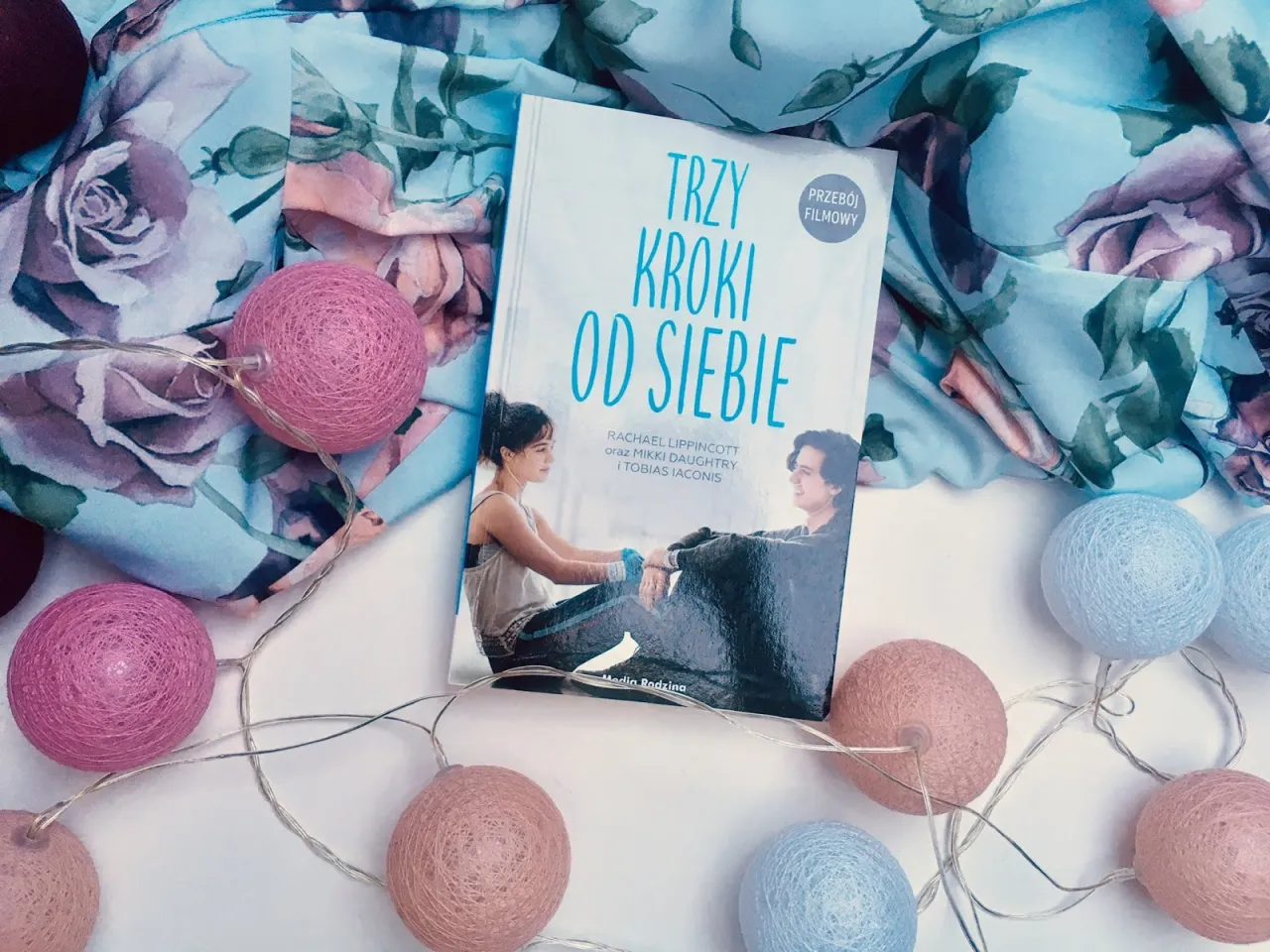 Haley Lu Richardson i Cole Sprouse w filmie Trzy kroki od siebie