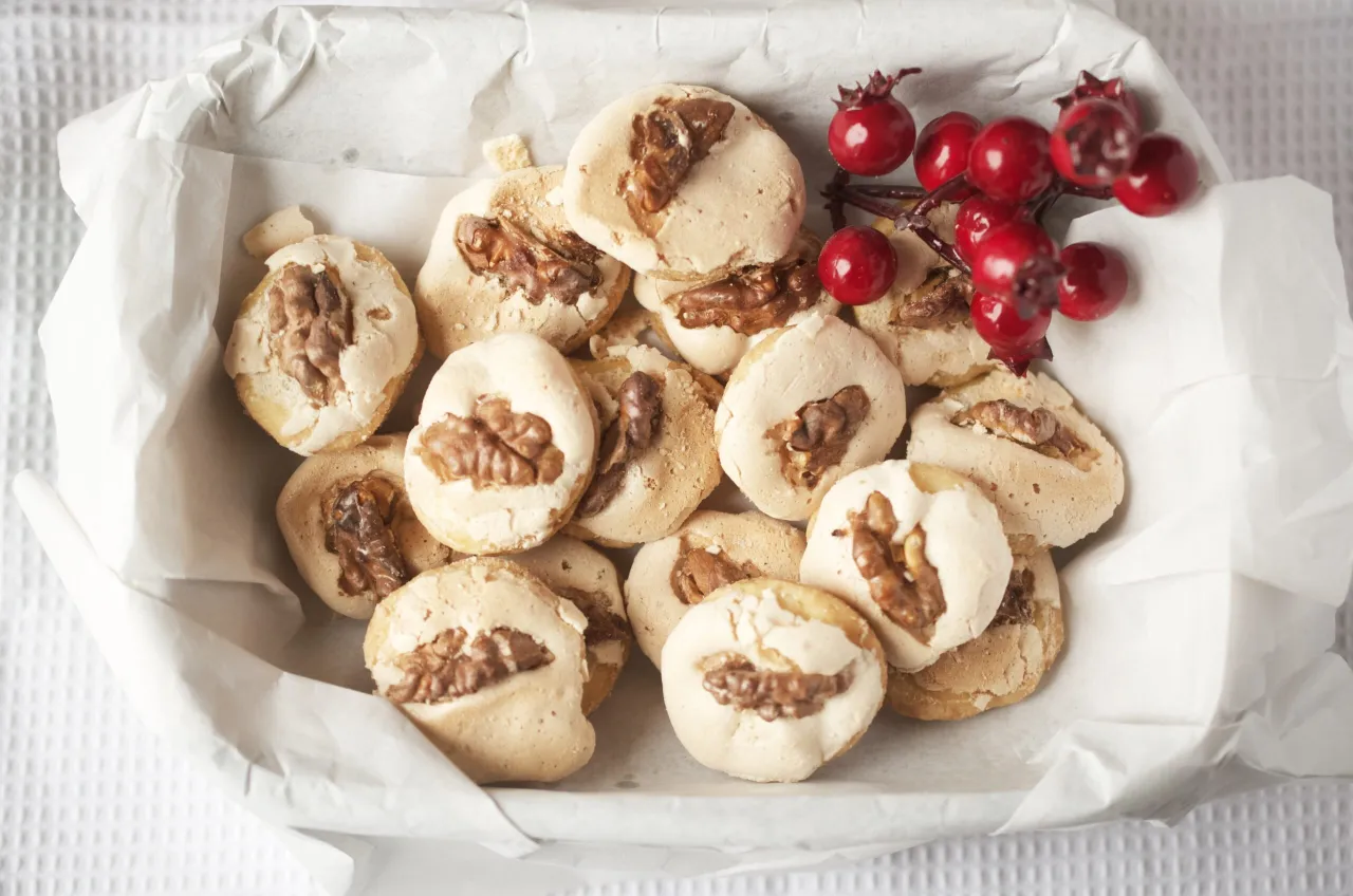 ciasteczka świąteczne z naturalnymi dekoracjami orzechy owoce liofilizowane