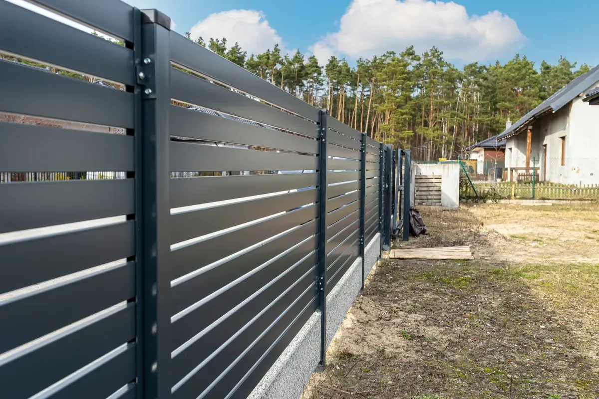 Nowoczesne ogrodzenie działki