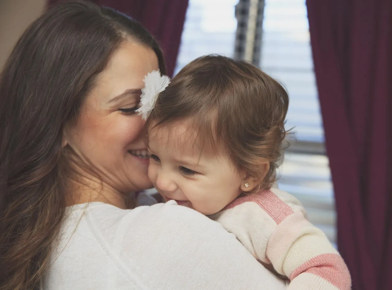 mama przytula dziecko, pociesza, bliskość bez karmienia