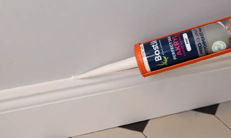 Pękający akryl na listwie