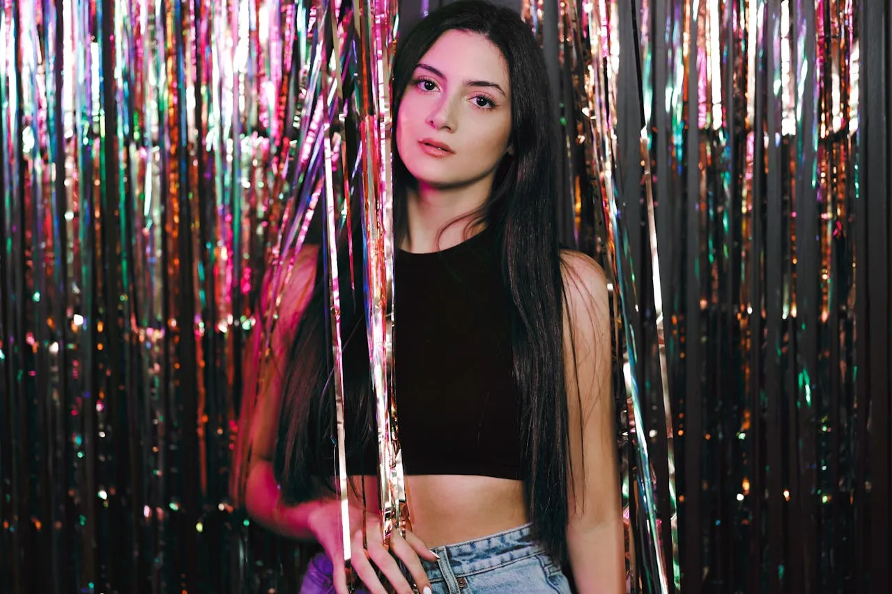 Modne stylizacje dziewczęce na dyskotekę szkolną streetwear sukienka kombinezon