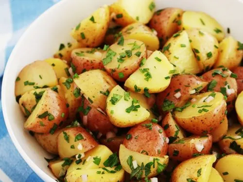 Salade de pommes de terre avec vinaigrette et herbes fra&icirc;ches