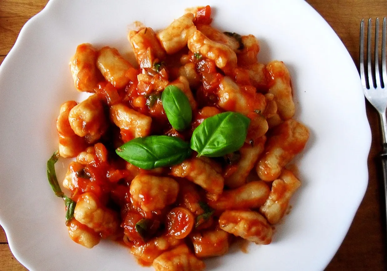 Gnocchi z sosem pomidorowym i bazylią