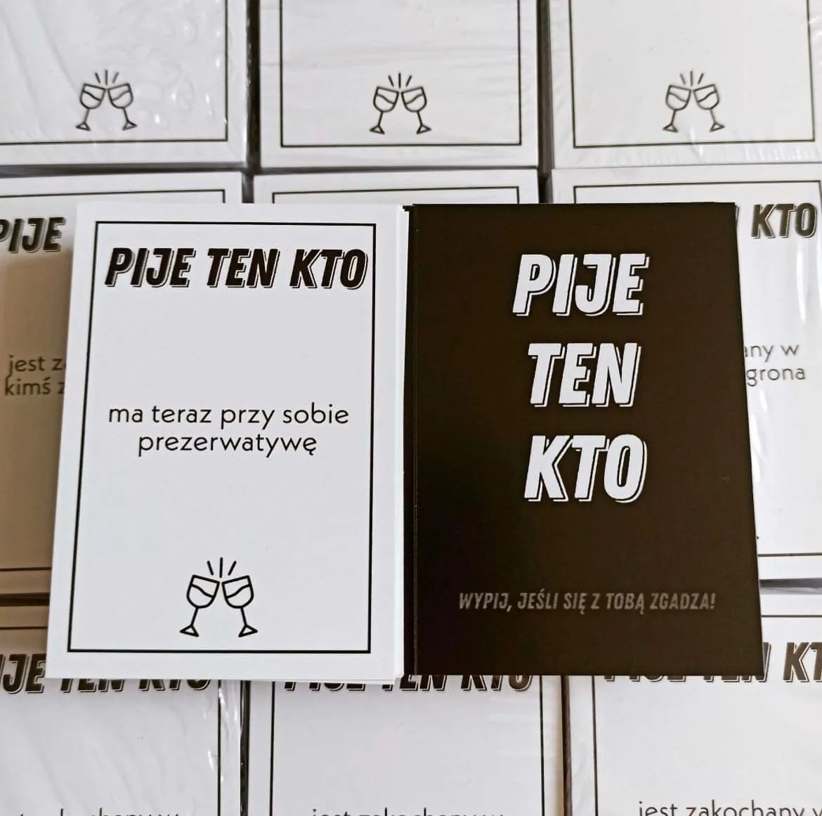 gra pije ten kto studnia kieliszek napoje