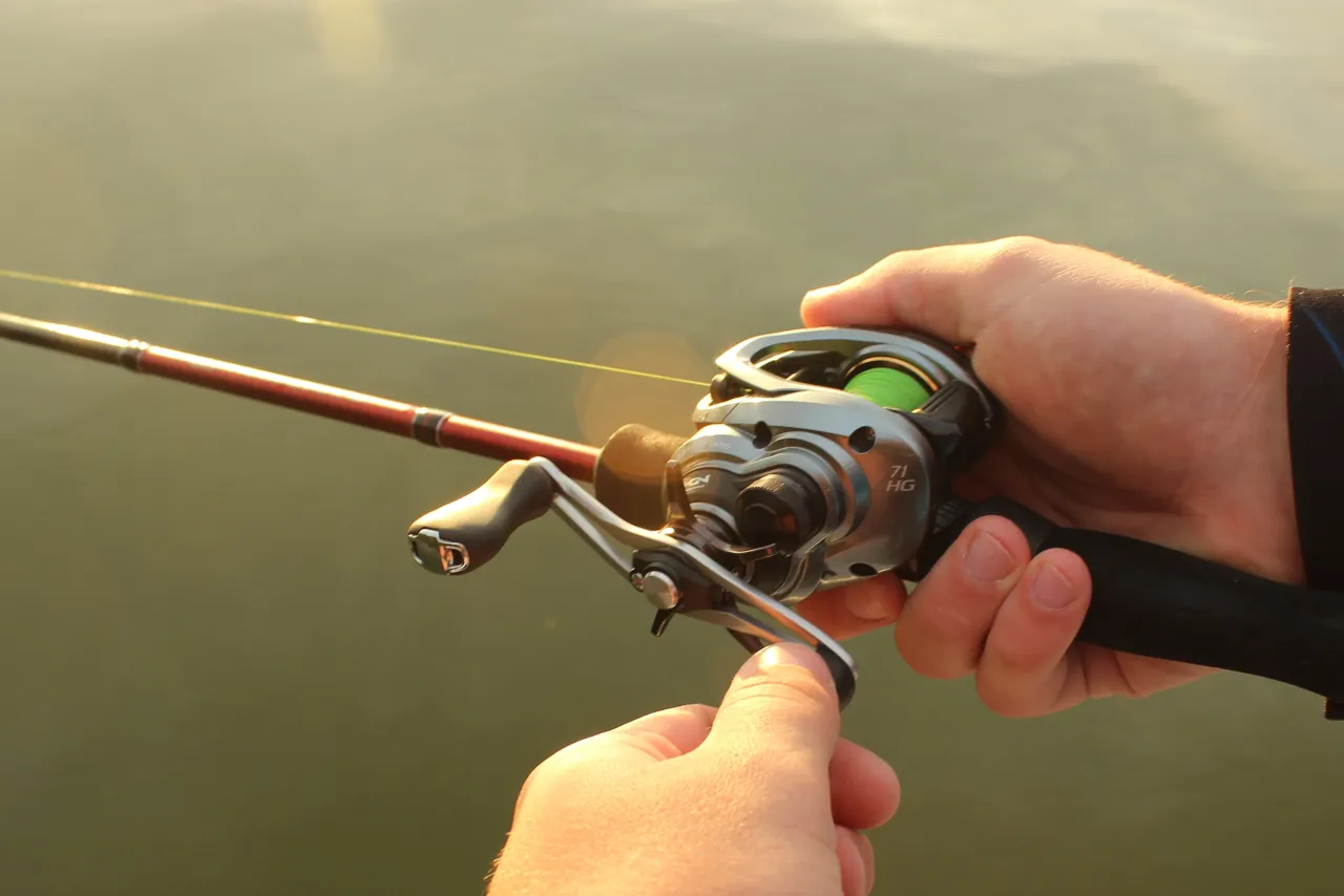 wędkarz uczący się rzutu wędką castingową