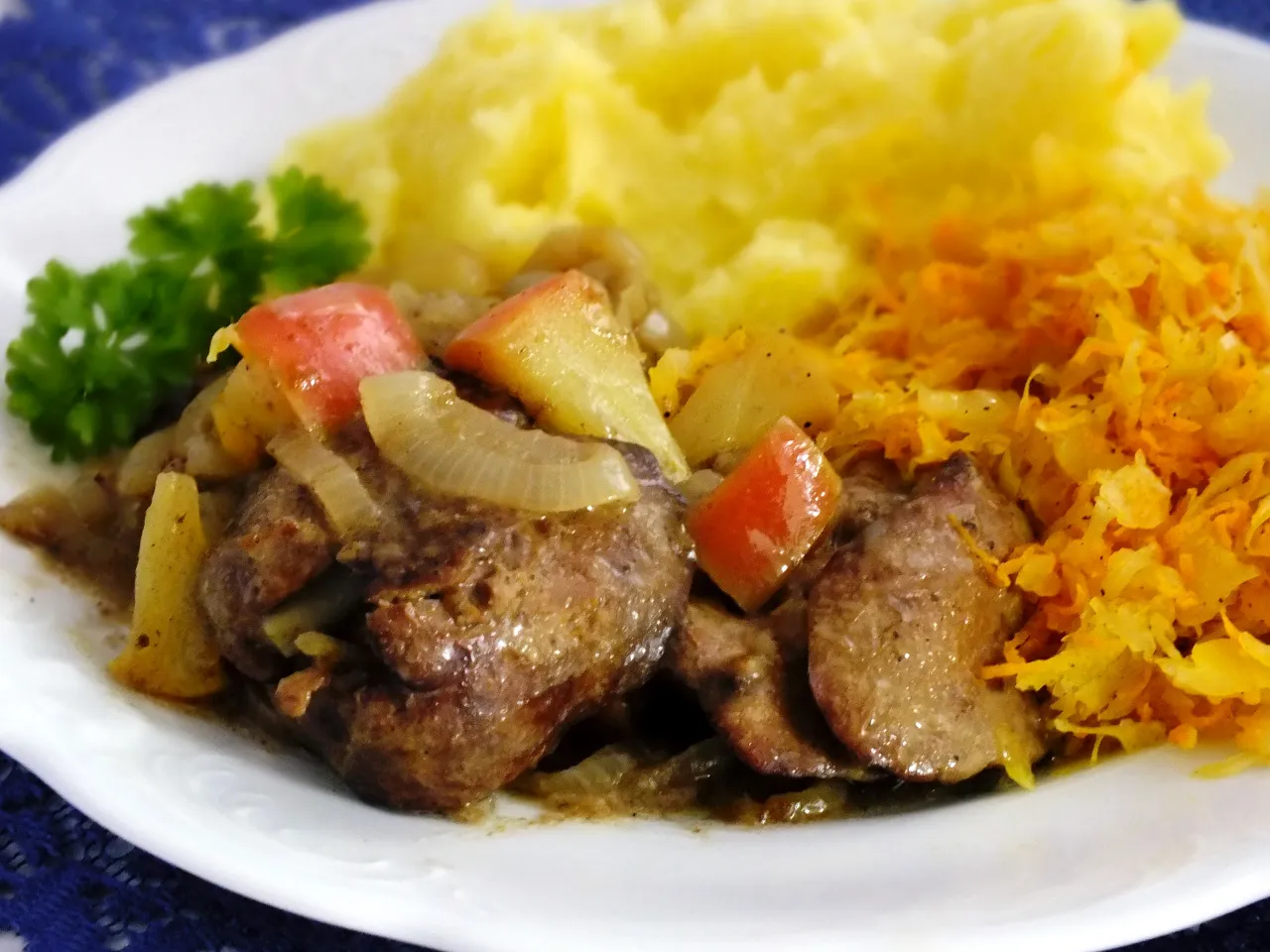 Watrobka drobiowa duszona z jabłkami i cebulą, podana z puree ziemniaczanym i sur&oacute;wką z marchewki. Pyszne przepisy na watrobke drobiowa!