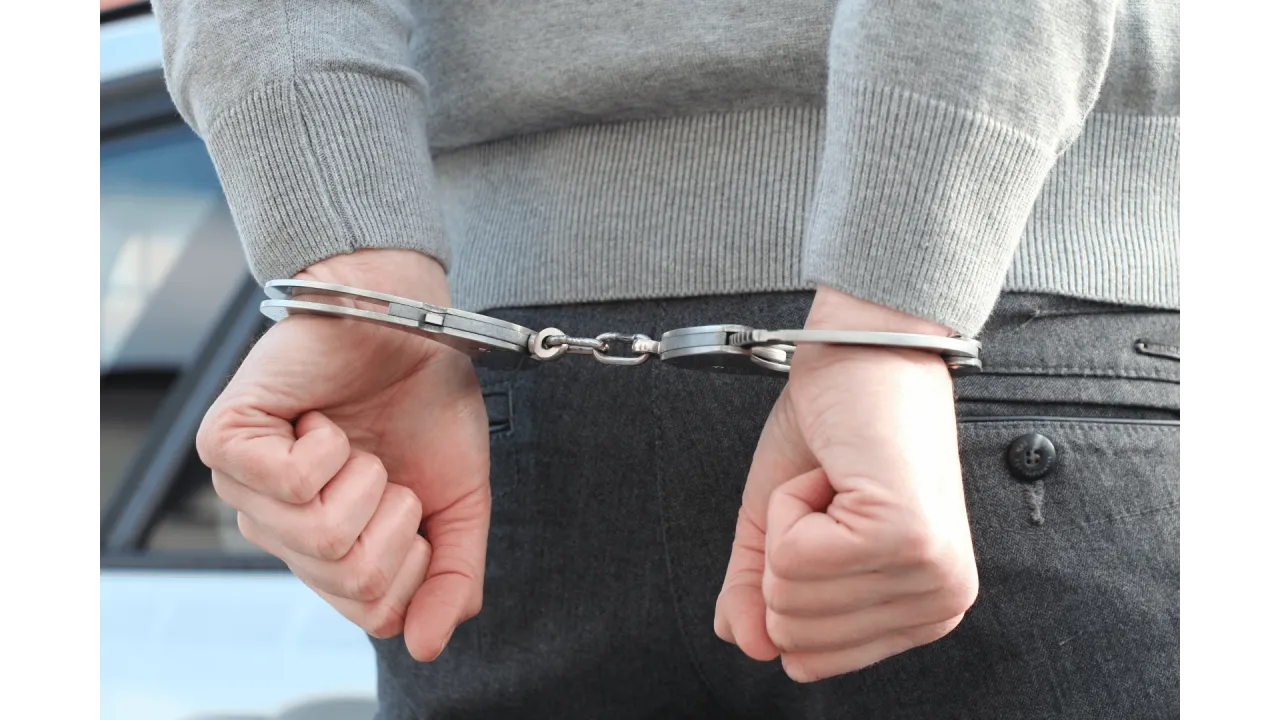 schemat blokowy postępowania prawnego, ręce w kajdankach z adwokatem, prawa zatrzymanego