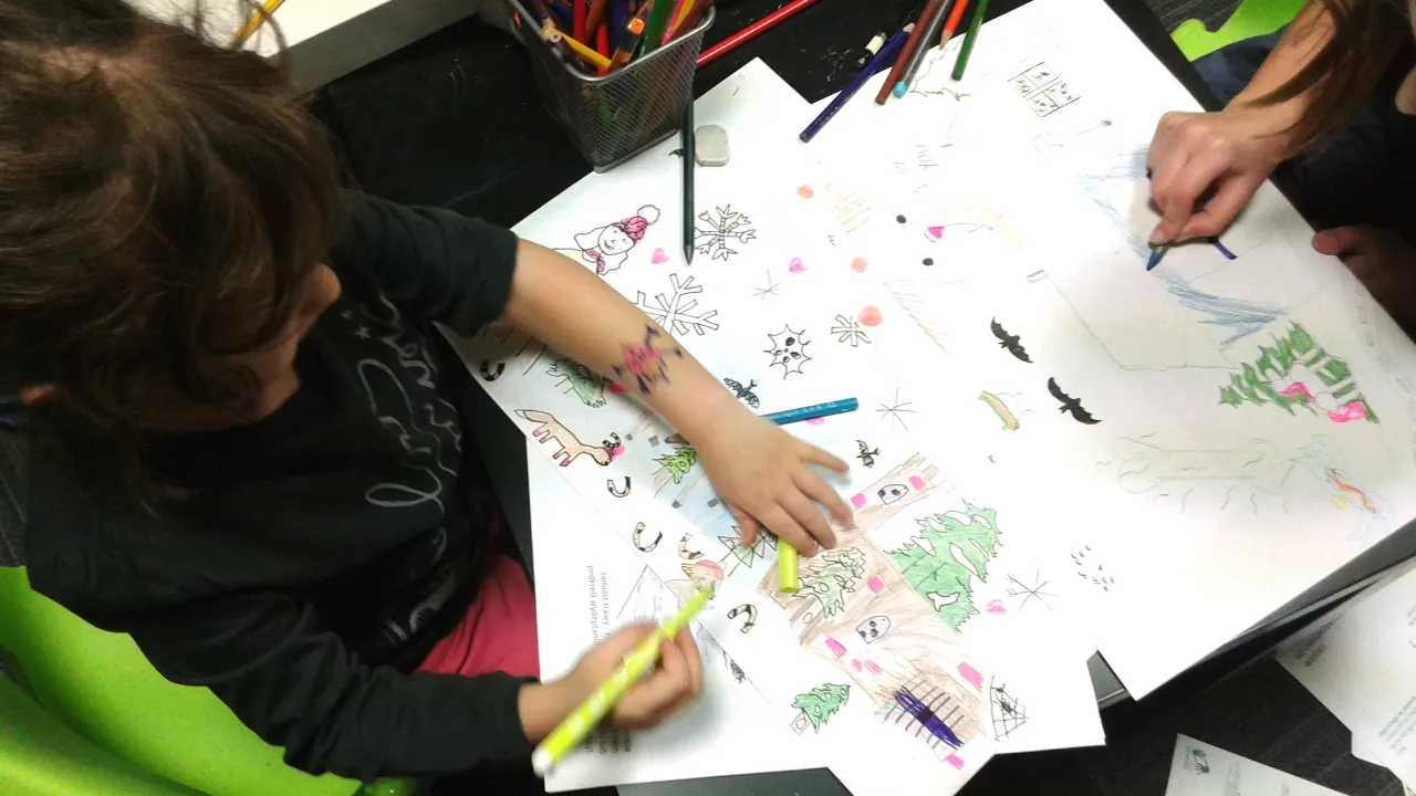 dzieci na zajęciach z rysunku różne techniki