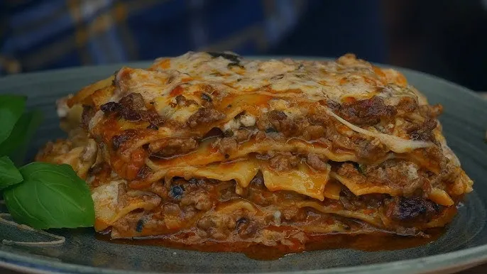 lasagne po upieczeniu odpoczywająca na desce