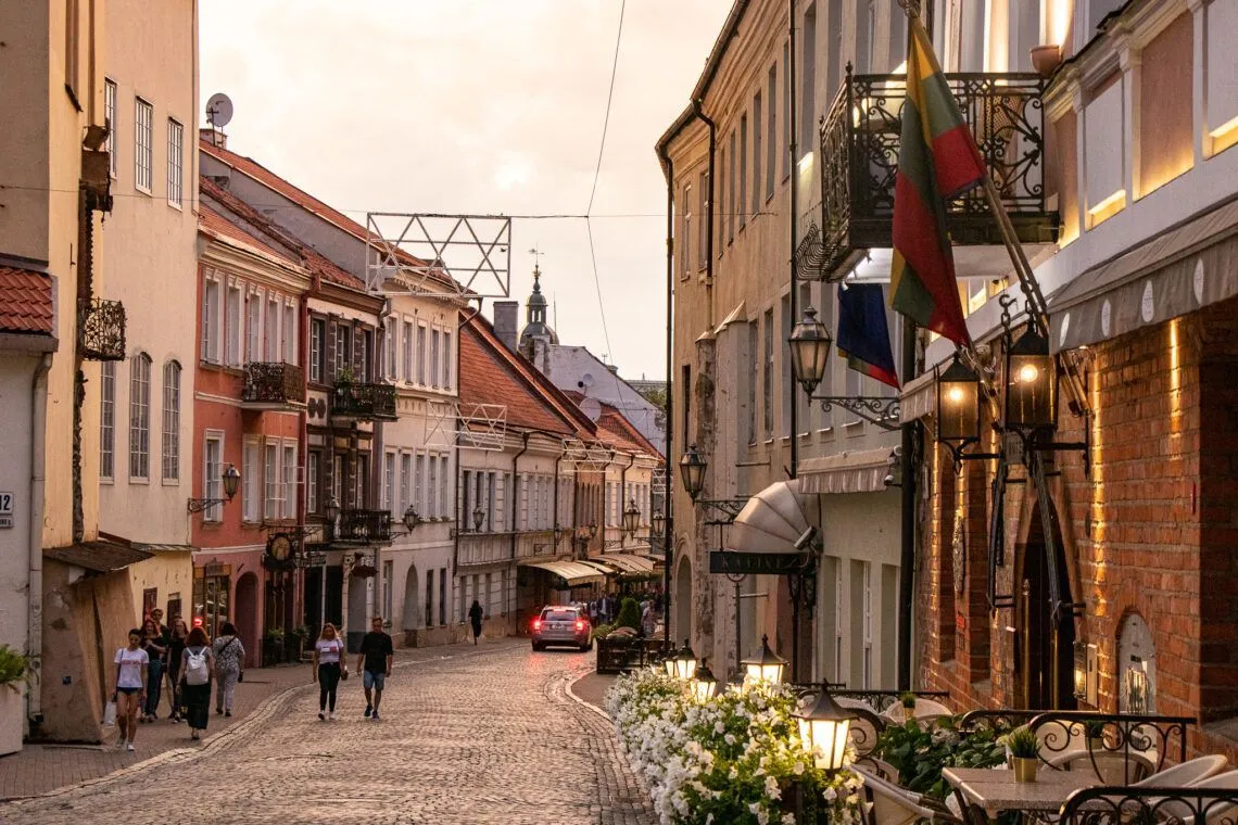 spokojna uliczka na star&oacute;wce w Wilnie