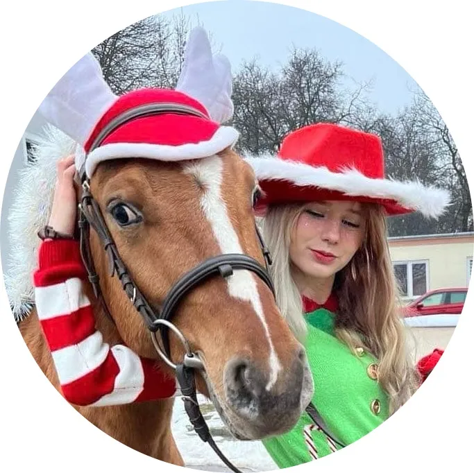 Studentka hipologii na zajęciach z koniem