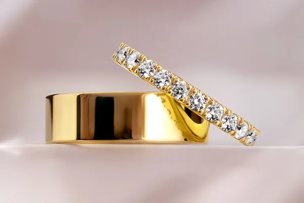 świadek wręcza obrączki w kościele