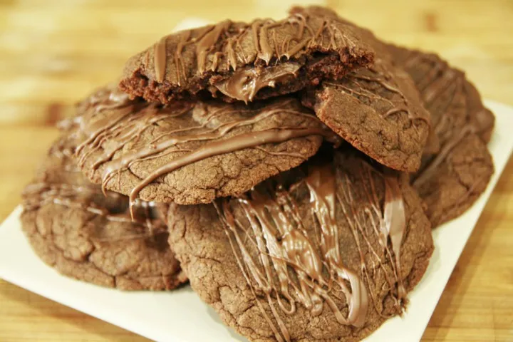 ciastka z nutellą na talerzu