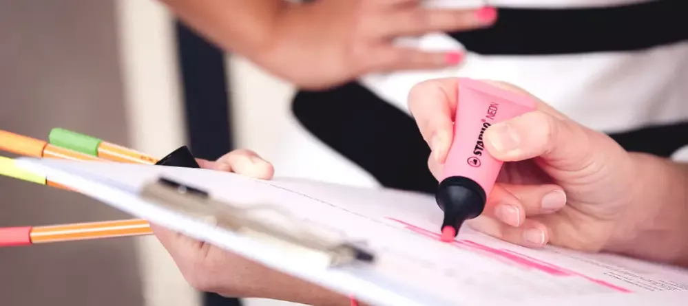 Uczeń czytający książkę w nowoczesny sposób, notatki, zakreślacze