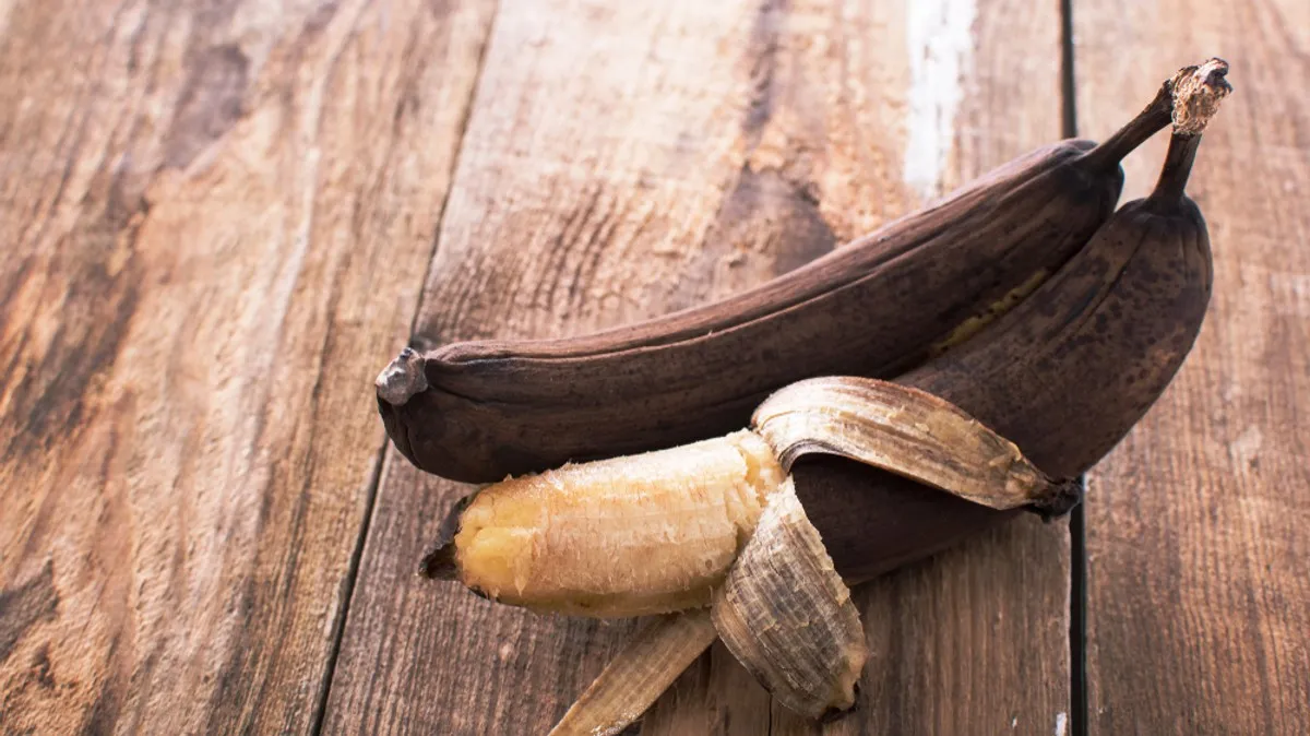 banany w lod&oacute;wce czarna sk&oacute;rka miąższ