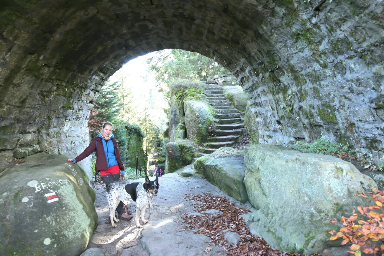 Broumovsk&eacute; stěny szlaki z psem