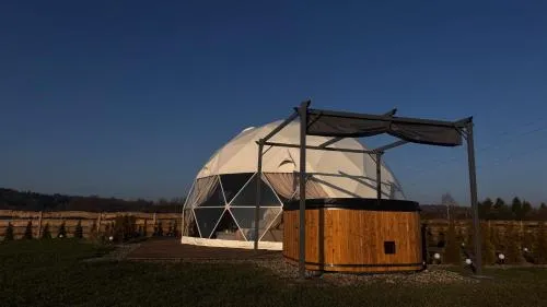 Namiot sferyczny lub jurta w Bieszczadach
